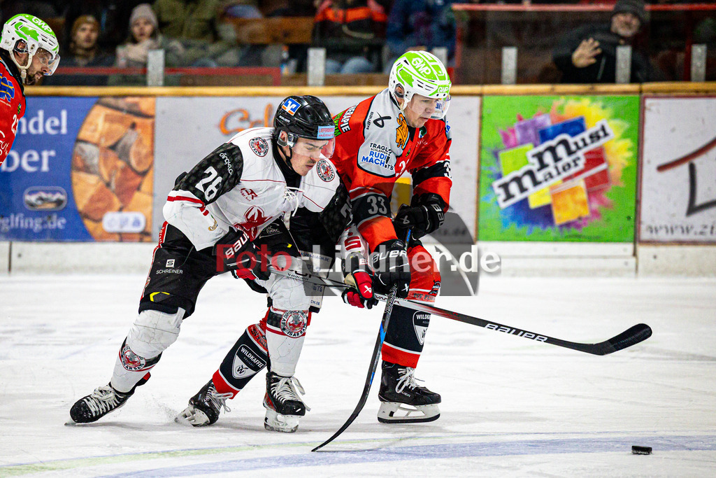 TSV Peißenberg MINERS gegen EV Dingolfing ISAR RATS | Eishockey Bayernliga Herren Vorrunde 2024/25, TSV Peißenberg MINERS gegen EV Dingolfing ISAR RATS, 20241215,Duell zwischen Maximilian HUBER (Isar Rats 28) und Julian REISS (MINERS 33),2024-12-15 in Peißenberg (Eisstadion Peißenberg)Maximilian HUBER (Isar Rats 28), Julian REISS (MINERS 33)Copyright: WolfgangxLindner foto-lindner.de