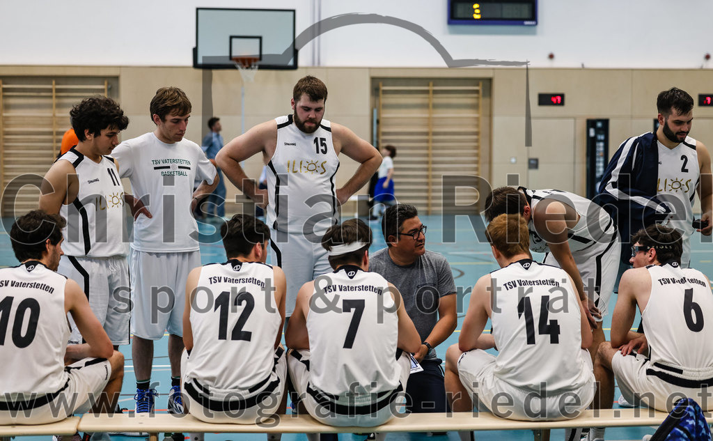2022-05-01_036_TSV_Vaterstetten_gegen_DJK_Traunstein | Vaterstetten, Deutschland, 01.05.2022:
Basketball, Aufstiegsrunde zur Bayernliga 2021 / 2022, 5. Spieltag, TSV Vaterstetten gegen DJK Traunstein, Endergebnis: 87:79

Luca Maurice Kohll (TSV Vaterstetten, #10), Benicio Trinidad Paz (TSV Vaterstetten, #11), Maximilian Metzger (TSV Vaterstetten, #12), Mathias Furtmair (TSV Vaterstetten, #15), Bastian Heckner (TSV Vaterstetten, #7), Trainer Daniel Paz (TSV Vaterstetten), Alain Gales (TSV Vaterstetten, #14), Maximilian Rothe (TSV Vaterstetten, #6)

Foto: Christian Riedel / fotografie-riedel.net