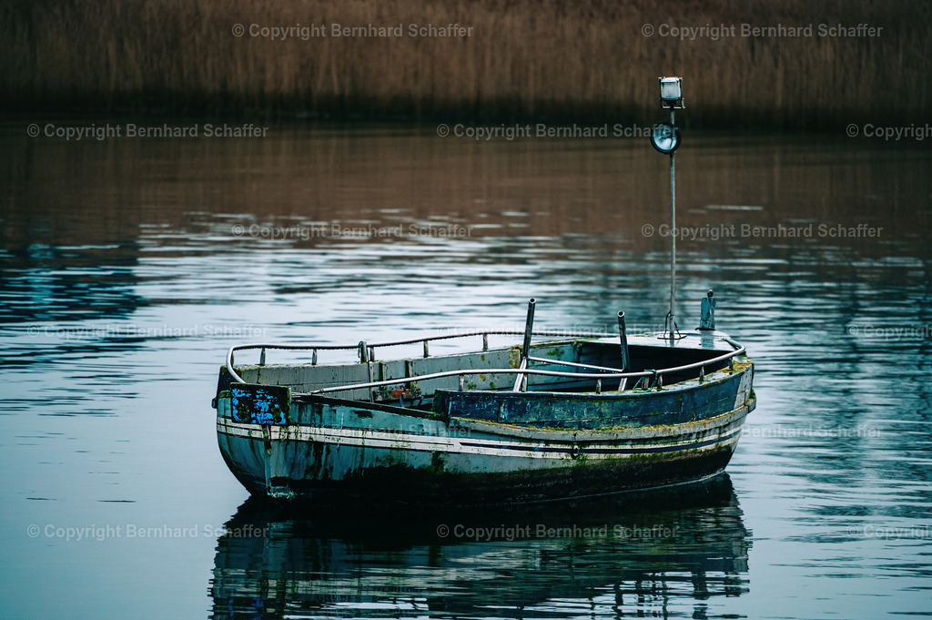 Altes Fischerboot | Ein altes Fischerboot in einer Bucht am Ufer der Ostsee.  - Realisiert mit Pictrs.com