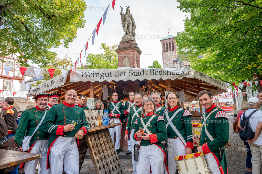 28_Winzerfest-Bensheim | Bensheim, Winzerdorf, Stilleben mit Mützen, die Bürgerwehr Bretten am Sonntag im Winzerdorf, Brunnen mit dem Stand des,, Bild: Thomas Neu