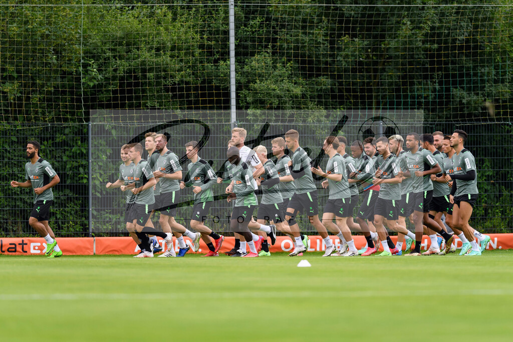 TRABMG20210719_001 | Fussball, Herren:  Spieler von Borussia Moenchengladbach beim aufwaermen beim Training von Borussia Moenchengladbach waehrend des Trainingslagers auf dem Trainingsplatz am Hotel Klosterpforte am 19.07.2021 in Harsewinkel, Deutschland. - Realisiert mit Pictrs.com