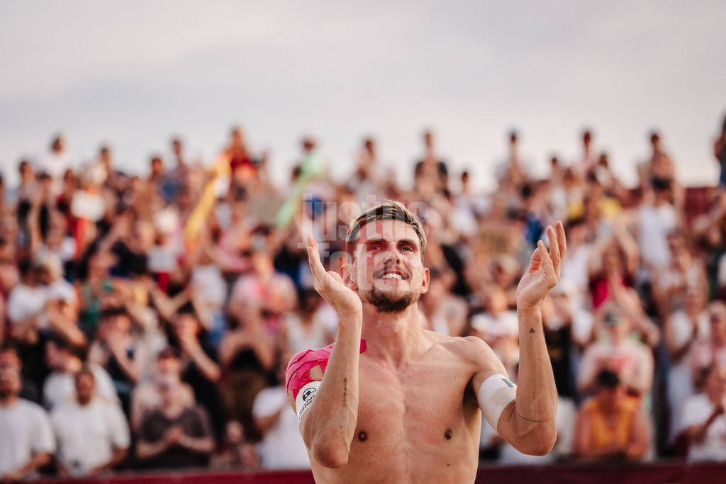 Beachvolleyball | Männer | Allianz German Beach Tour 2025 | Tourstop Bremen | 14.06.2025 | Bennet Poniewaz applaudiert den Fans