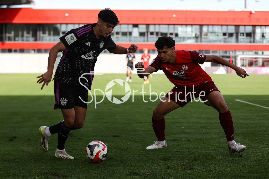 FC Bayern Muenchen U19 - 1. FC Kaiserslautern U19 | Emirhan DEMIRCAN (FCB #7) im Duell mit Maik GAERTNER (FCK #21) / Zweikampf