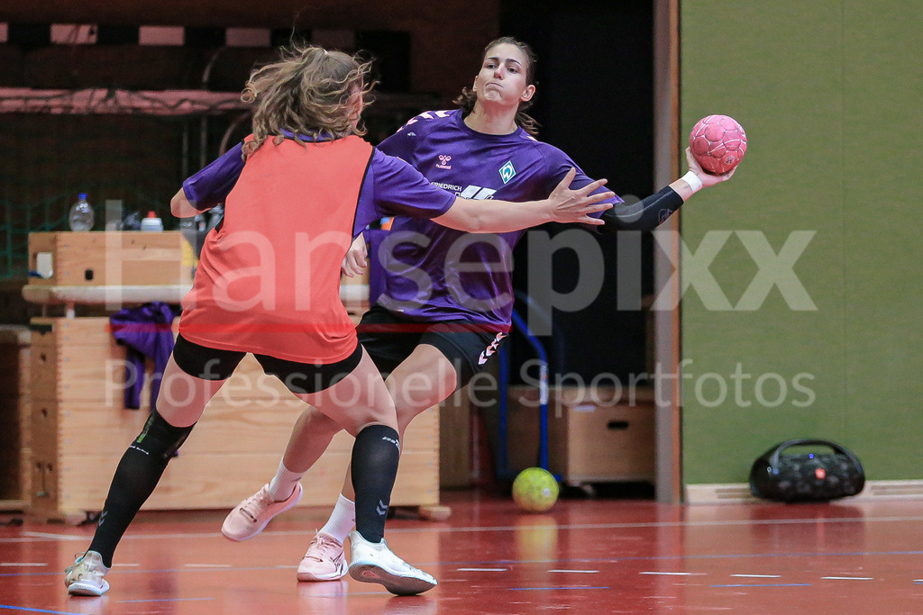 Handball, 2. Bundesliga Frauen, Training SV Werder Bremen | v.li.: Anna Lena Bergmann (SV Werder Bremen, 25) am Ball, Spielszene, Aktion, Action