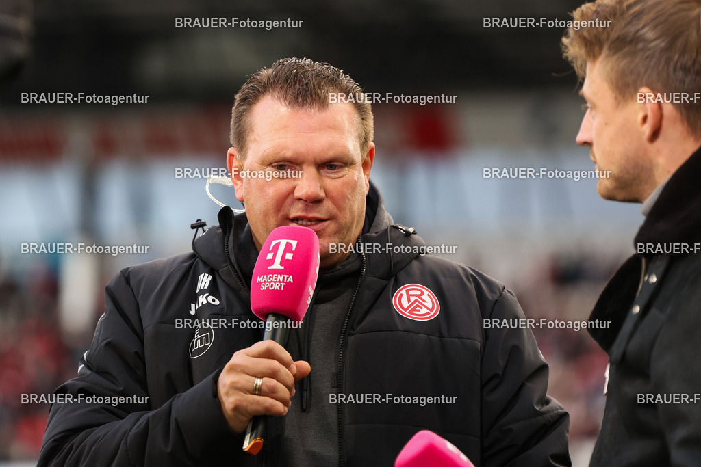 Rot-Weiss Essen - 1.Fc Schweinfurt | Essen, Deutschland, 02.11.2025 Uwe Koschinat (Rot-Weiss Essen) gibt ein Interviewwährend des 3.Liga Spiels zwischen  Rot-Weiss Essen und 1.Fc Schweinfurt am 02.11.2025 im Stadion an der Hafenstraße in Essen. (Foto von Timo Bluhmki-Schmidt/Brauer Fotoagentur