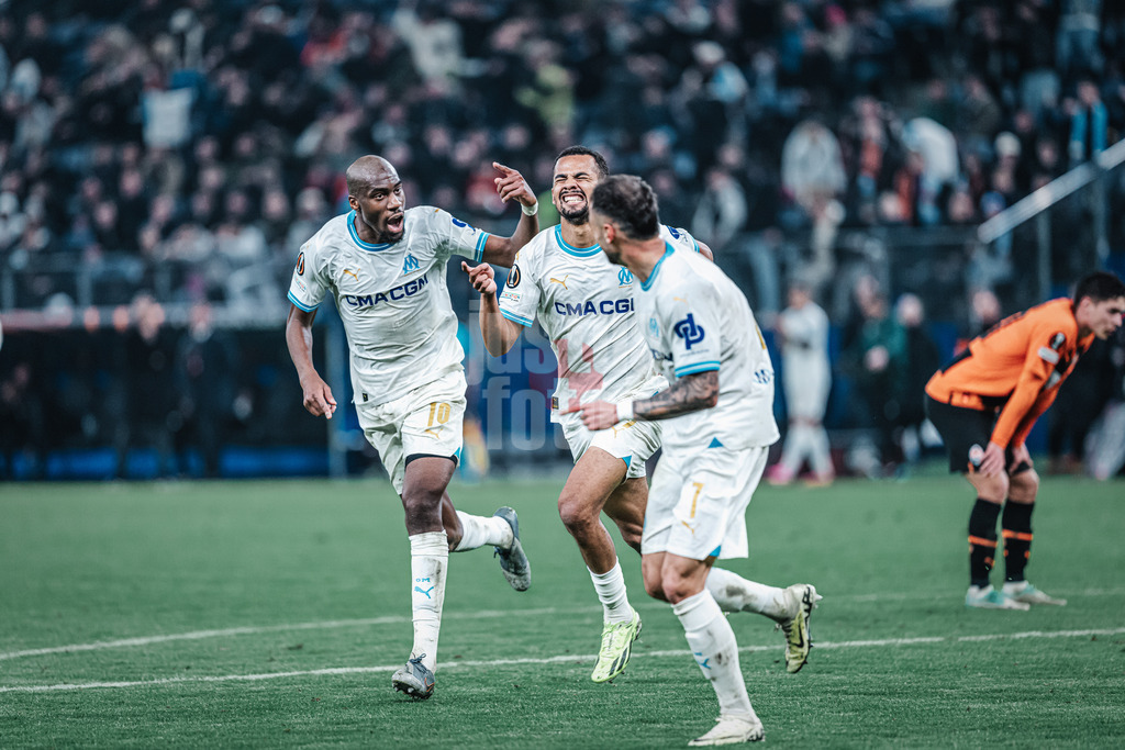 Fußball | Herren | Saison 2023/2024 | Play-Offs Europa League | FC Shakhtar Donetsk (UKR) vs. Olympique Marseille (FRA) | 15.02.2024 | Iliman Ndiaye (#29, Olympique Marseille) jubelt nach seinem Tor, links Geoffrey Kondogbia (#19, Olympique Marseille)