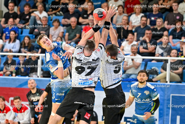 AUT, HLA, HC Linz AG vs Schwaz Handball Tirol | 30.04.2024, Sporthauptschule Linz-Kleinmuenchen, AUT, HLA, HC Linz AG vs Schwaz Handball Tirol, im Bild Nicolas Paulnsteiner (Linz) vs Samuel Kofler (Tirol), Thomas Kandolf (Tirol)


// HLA, Handball Liga Austria Match between HC Linz AG vs Schwaz Handball Tirol in Linz, Austria on 2024/04/30