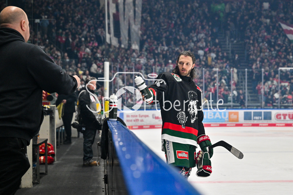 Augsburger Panther - Düsseldorfer EG | beim warmup wirft Anthony LOUIS (Augsburger Panther #18) einem Betreuer eine Trinkflasche zu / DEL: Augsburger Panther - Duesseldorfer EG, Curt Frenzel Stadion am 04.03.2025