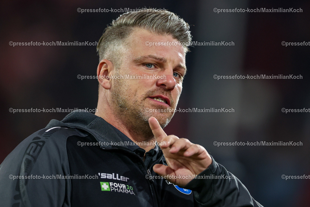 Due0911240109602106 | 09.11.2024, Fußball, Fortuna Düsseldorf - SC Paderborn 07, 2. Bundesliga, Merkur Spiel-Arena, Saison 2024 2025: Trainer Lukas Kwasniok (Cheftrainer Paderborn) DFB regulations prohibit any use of photographs as image sequences and or quasi-video.