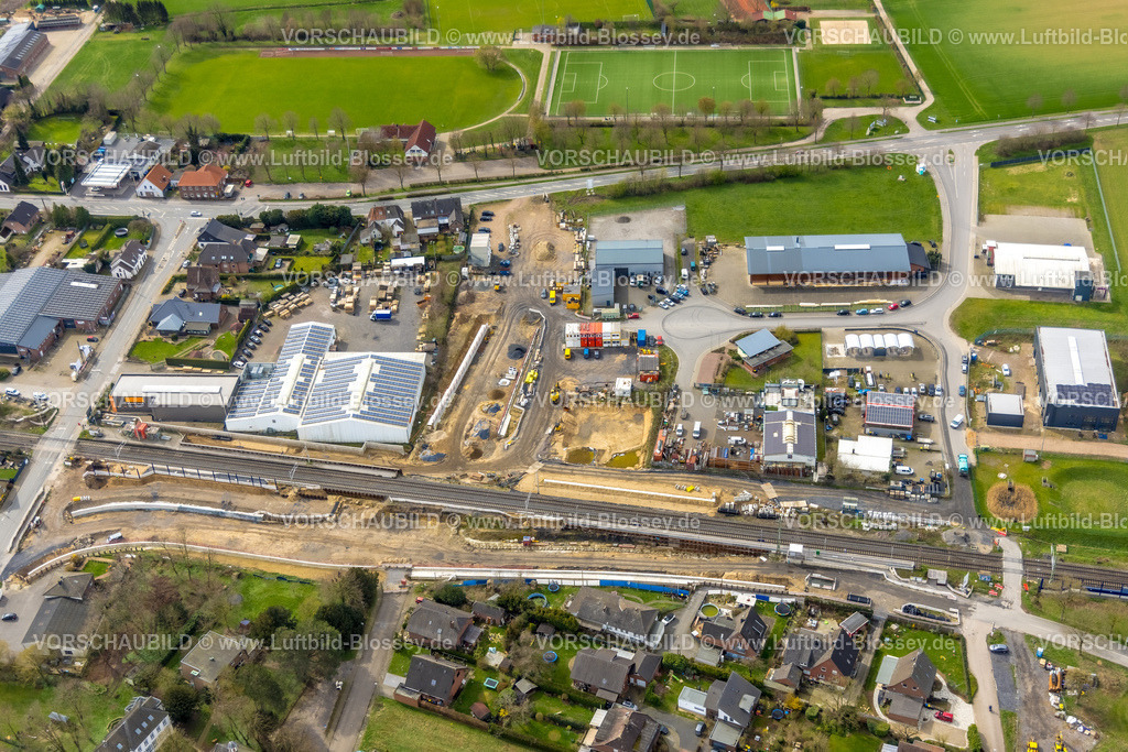 Rees230300752Betuwe | Luftbild, Ausbau der Betuwe Linie zwischen Ruhrgebiet und den Niederlanden im Bereich Rees Haldern zur dreigleisigen Bahnstrecke, , alle beschrankten Bahnübergänge werden entfallen oder durch Über- oder Unterführungen ersetzt werden. Vor allem ist die Ausbaumaßnahme für die Bahn mit der Verpflichtung verbunden, nunmehr Lärmschutz für die betroffenen Menschen zu gewähren. Stockum, Rees-Haldern, Niederrhein, Ruhrgebiet, Nordrhein-Westfalen, Deutschland