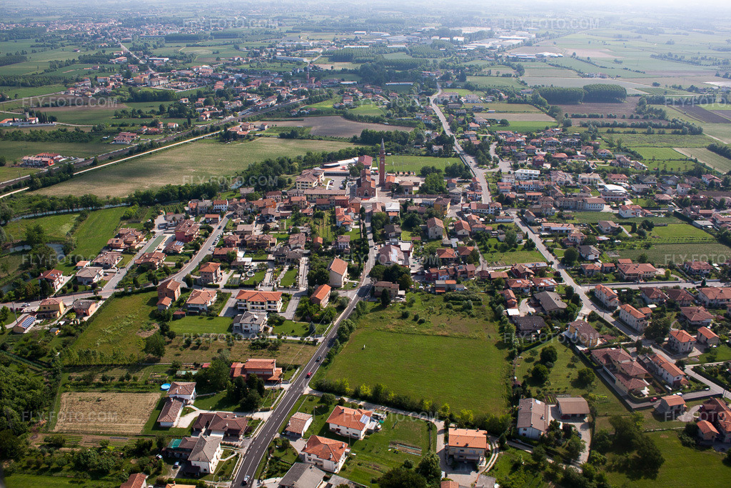 Aerial view: View of the town in Pescincanna in the state Friuli Venezia Giulia, Italy.Photo: IMG_50392.jpg taken on 06/08/2012 by Werner Riehm/FLY-FOTO.comResolution of the original: 4752 x 3168 px
