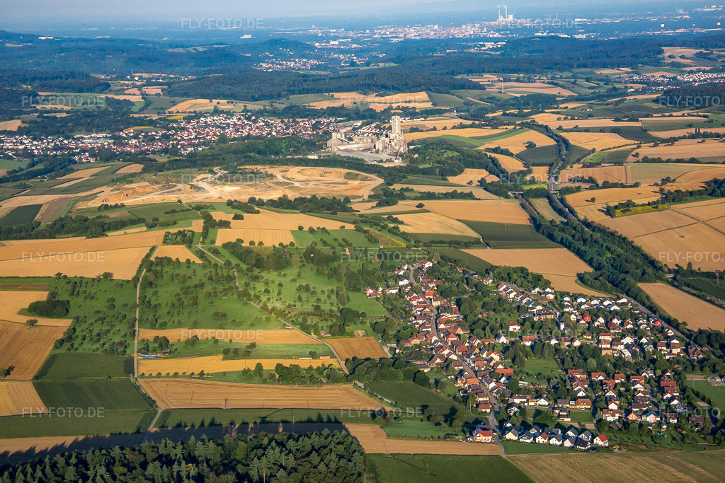 Luftbild: vor dem Steinbruch Walzbachtal im Ortsteil Dürrenbüchig in Bretten im Bundesland Baden-Württemberg in Deutschland. Foto: IMG_092284.jpg vom 01.08.2016 durch Werner Riehm/FLY-FOTO.de