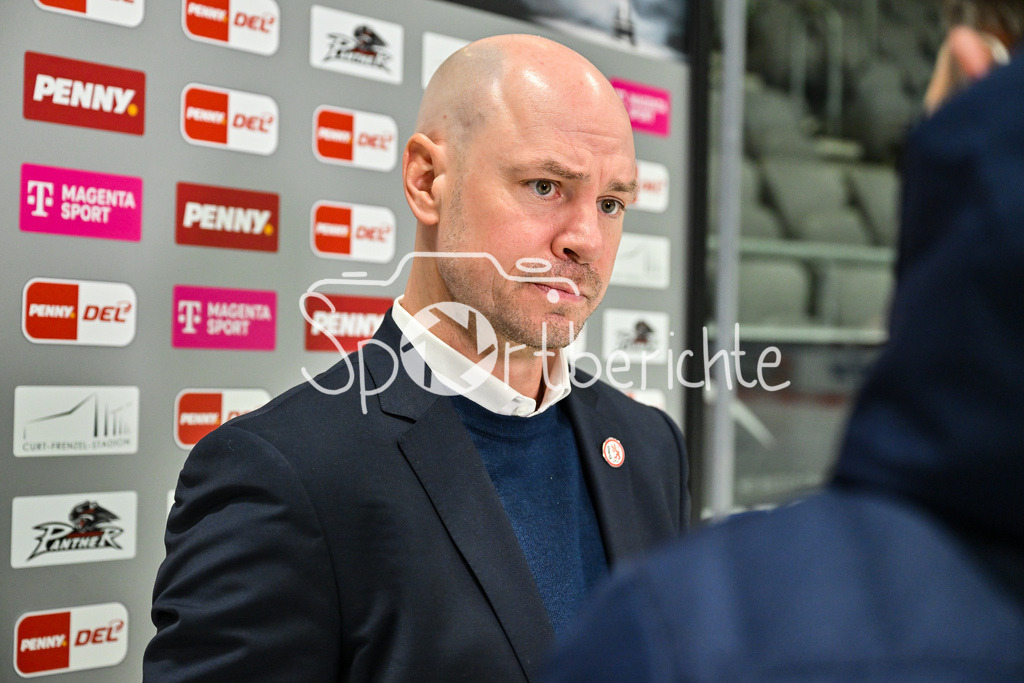 Augsburger Panther - Düsseldorfer EG | im Bild DEG Trainer Steven REINPRECHT  beim Interview von MagentaSport / Magenta Sport / vor der Partie gegen Duesseldorf / Einzelfoto / Freisteller / DEL: Augsburger Panther - Duesseldorfer EG, Curt Frenzel Stadion am 04.03.2025