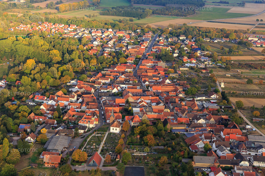 Luftbild: Kirche bis Hauptstraße aus Westen in Winden im Bundesland Rheinland-Pfalz in Deutschland. Foto: IMG_112097.jpg vom 11.10.2018 durch Werner Riehm/FLY-FOTO.de