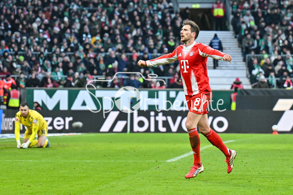 SV Werder Bremen - FC Bayern München | BREMEN, GERMANY - 14. FEBRUARY: Jubel der Bayern nach dem Treffer zum 0-3 durch Harry Leon GORETZKA (FC Bayern Munich 8)  Tor / Torschuetze / Freude / Happy während dem Bundesligamatch zwischen dem SV Werder Bremen und dem FC Bayern München am 22. Spieltag im Weserstadion / DFL REGULATIONS PROHIBIT ANY USE OF PHOTOGRAPHS AS IMAGE SEQUENCES AND/OR QUASI-VIDEO