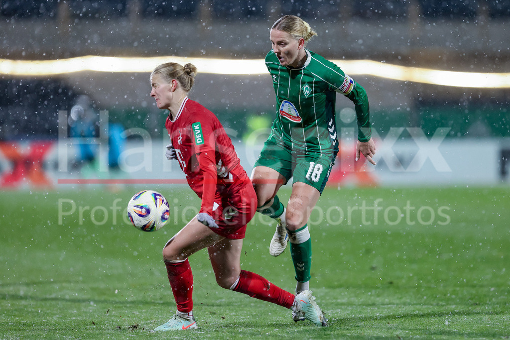 Fussball, Google Pixel Frauen-Bundesliga, SV Werder Bremen - 1. FC Köln | v.li.: Anna-Lena Stolze (1. FC Köln, 7) und Lina Hausicke (SV Werder Bremen, 18) im Zweikampf, Duell, Dynamik, Aktion, Action, Spielszene, DIE DFB-RICHTLINIEN UNTERSAGEN JEGLICHE NUTZUNG VON FOTOS ALS SEQUENZBILDER UND/ODER VIDEOÄHNLICHE FOTOSTRECKEN. DFB REGULATIONS PROHIBIT ANY USE OF PHOTOGRAPHS AS IMAGE SEQUENCES AND/OR QUASI-VIDEO.