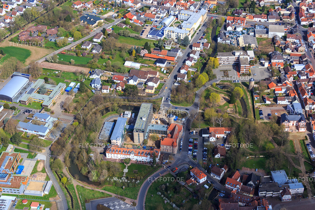 Albinischloss, Ausländerbehörde Darmstadt-Dieburg  und Anne-Frank-Schule http://www.dieburg.de/index.php/sehenswgkeiten-tourismus-168/albini-schloss-tourismus-213 https://www.ladadi.de/gesellschaft-soziales/migration-und-inklusion/aufenthalt.html htt | Luftbild: Albinischloss, Ausländerbehörde Darmstadt-Dieburg  und Anne-Frank-Schule http://www.dieburg.de/index.php/sehenswgkeiten-tourismus-168/albini-schloss-tourismus-213 https://www.ladadi.de/gesellschaft-soziales/migration-und-inklusion/aufenthalt.html http://www.annefrankschule-dieburg.de/ in Dieburg im Bundesland Hessen in Deutschland. Foto: IMG_077310.jpg vom 12.04.2015 durch Werner Riehm/FLY-FOTO.de - Realisiert mit Pictrs.com