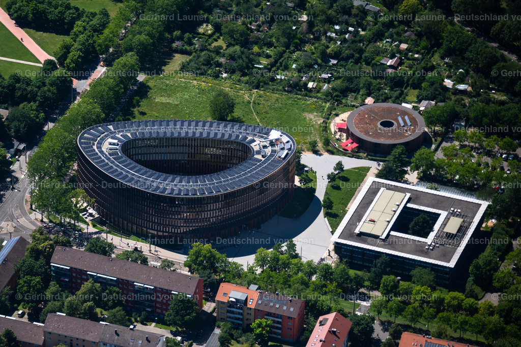 4033018 | FREIBURG IM BREISGAU 30.06.2020 Netto-Plusenergiegebäude des Rathauses der Stadtverwaltung und des Bürgerservicezentrum im Stühlinger an der Fehrenbachallee in Freiburg im Breisgau im Bundesland Baden-Württemberg, Deutschland. Weiterführende Informationen bei: Bruun &amp; Möllers GmbH &amp; Co. KG,  Drees &amp; Sommer SE,  Heinrich Würfel Metallbau GmbH,  Hydro Building Systems Germany GmbH,  Mohnke Höss Bauingenieure,  Stadt Freiburg im Breisgau,  THOST Projektmanagement GmbH. // Town Hall building of the city administration in Stuehlinger on Fehrenbachallee in Freiburg im Breisgau in the state Baden-Wuerttemberg, Germany. Further information at: Bruun &amp; Moellers GmbH &amp; Co. KG,  Drees &amp; Sommer SE,  Heinrich Wuerfel Metallbau GmbH,  Hydro Building Systems Germany GmbH,  Mohnke Hoess Bauingenieure,  Stadt Freiburg im Breisgau,  THOST Projektmanagement GmbH. Foto: Gerhard Launer