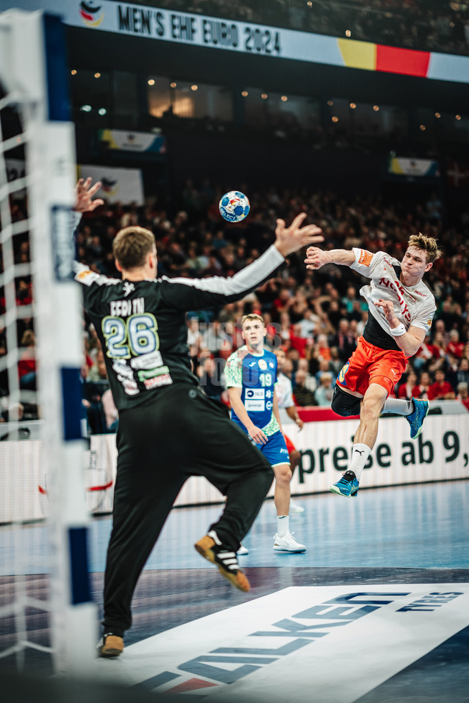 Handball | Herren | EHF EURO 2024 | European Championshop Men 2024 Final Tournament | Slowenien vs. Dänemark | 23.01.2024 | Lukas Lindhard Jorgensen (#25, Dänemark, DEN) wirft auf das Tor