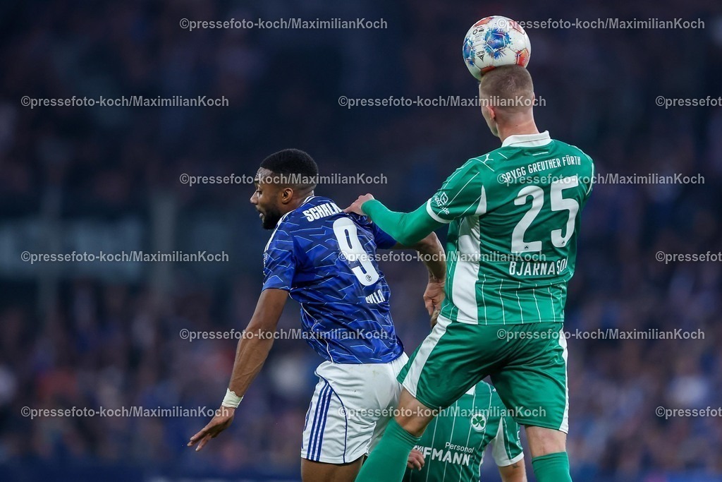 S0426092501133 | 25.09.2025, Fußball, FC Schalke 04 - SpVgg Greuther Fürth, 7.Spieltag, 2. Fußball Bundesliga, Veltins-Arena Gelsenkirchen, Saison 2025 2026: Moussa Sylla&nbsp;(Schalke04 #09) Kopfball im Zweikampf gegen  Brynjar Ingi Bjarnason&nbsp;(Greuther Fürth #25) DFB regulations prohibit any use of photographs as image sequences and or quasi-video.