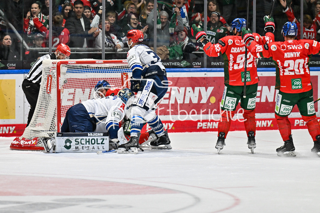 Augsburger Panther - Schwenninger Wild Wings | AuGSBURG, DEUTSCHLAND - 2. NOVEMBER: in dieser Szene trifft Riley DAMIANI (Augsburger Panther 19) zum 5-1 für Augsburg beim Ligaspiel zwischen den Augsburger Panthern und den Schwenninger Wild Wings am 17. Spieltag der Penny DEL im Curt Frenzel Stadion am 02.11.2025