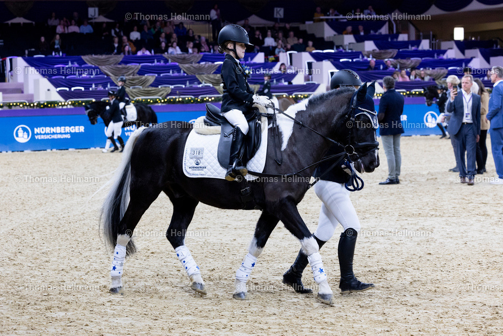 TH_318-SCHOEPPNER Sarah (GER)_ Jay Jay_s Shadow_33000 | 318SCHOEPPNER Sarah (GER), Jay Jay's Shadow beim Festhallen Reitturnier Frankfurt 2025 am 19.12.25 in Frankfurt, Festhalle