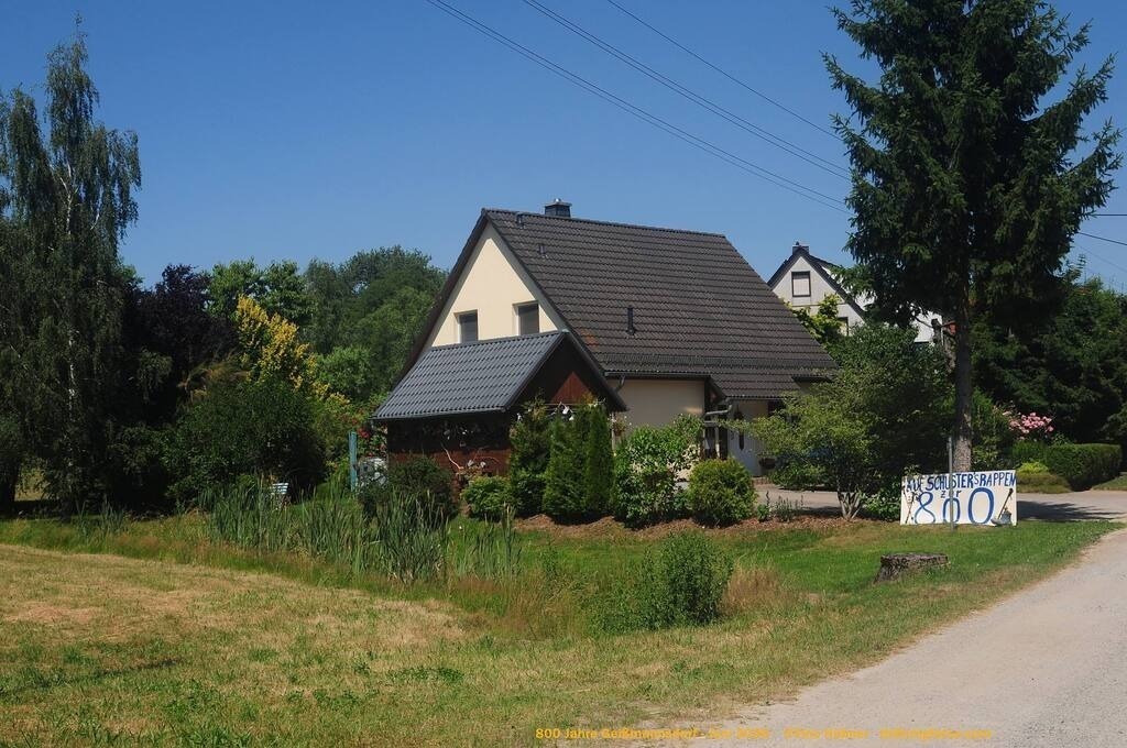 Geißmannsdorf-2026-Ortsbilder-488 | Geißmannsdorf bei Bischofswerda im Sommer 2026. Ein fotografischer Streifzug durch das Dorf Geißmannsdorf, mit Gebäuden, Straßen, Strohpuppen und geschmückten Vorgärten und Grundstücken anlässlich der 800-Jahr-Feier von Geißmannsdorf im Juni 2026 - Realisiert mit Pictrs.com