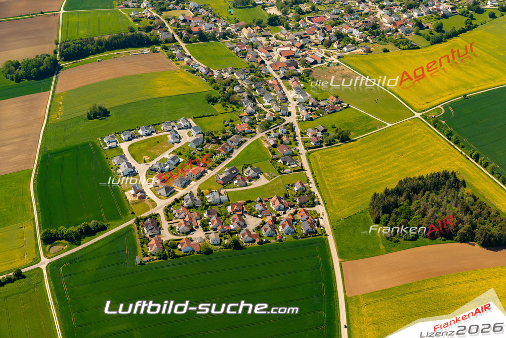 Das Luftbild zeigt : Steinsdorf Altmannstein - Die Luftaufnahme wurde 2024 vom UL-Flugzeug aus erstellt ( keine Drohne ) - Hochauflösende Luftaufnahme - Für grossformatige Ausdrucke geeignet. Die Geschenkidee !Mit Lizenz und Bildrechte bestellbar