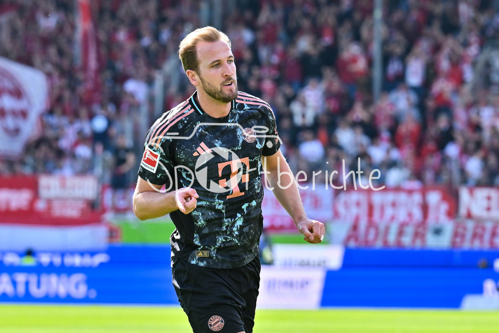 1. FC Heidenheim - FC Bayern München | Jubel der Gaeste nach dem Treffer zum 0-1 duch Harry KANE (FC Bayern Muenchen 9) / Tor / Torschuetze / Freude / Happy / Bundesliga: 1. FC Heidenheim - FC Bayern Muenchen, Voith Arena am 19.04.2025
