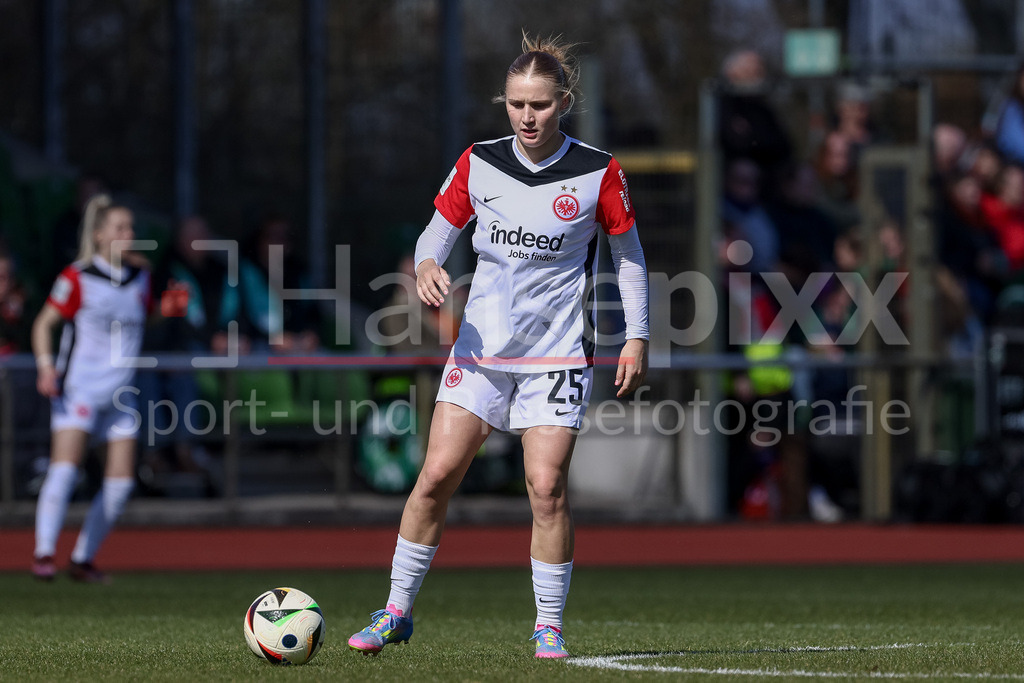 Fussball, Google Pixel Frauen-Bundesliga, SV Werder Bremen - Eintracht Frankfurt | v.li.: Jella Veit (Eintracht Frankfurt, 25) am Ball, Einzelbild, Ganzkörper, Aktion, Action, Spielszene, DIE DFB-RICHTLINIEN UNTERSAGEN JEGLICHE NUTZUNG VON FOTOS ALS SEQUENZBILDER UND/ODER VIDEOÄHNLICHE FOTOSTRECKEN. DFB REGULATIONS PROHIBIT ANY USE OF PHOTOGRAPHS AS IMAGE SEQUENCES AND/OR QUASI-VIDEO.