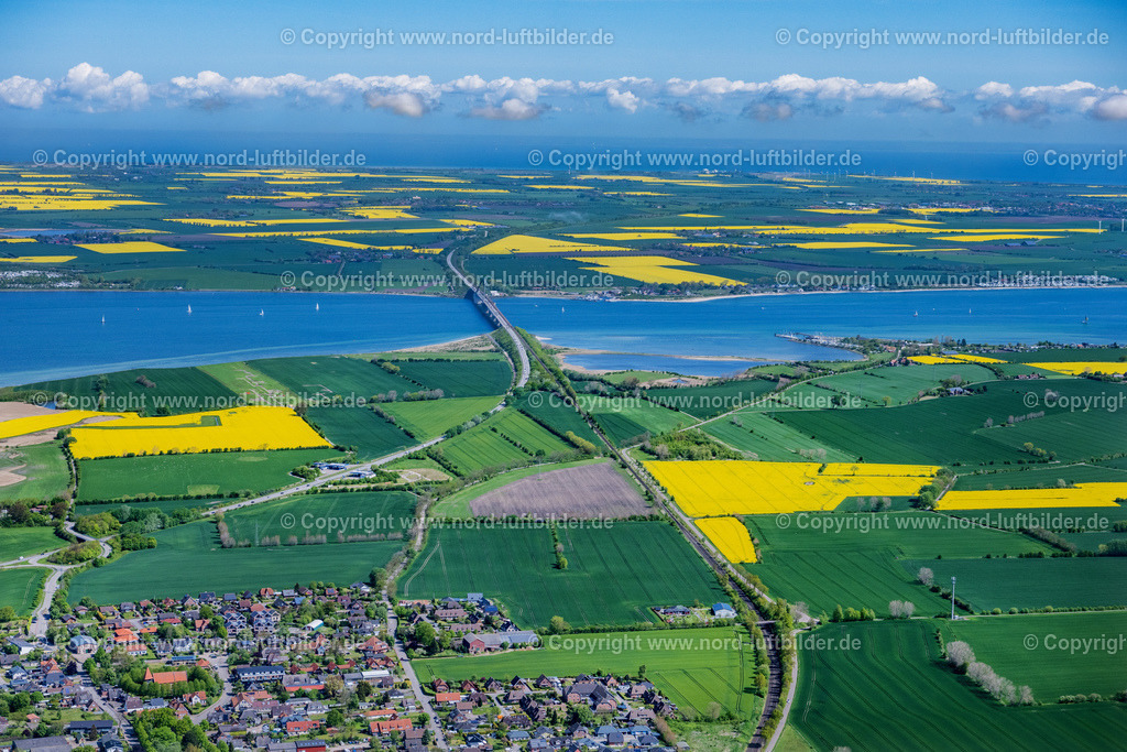 Grossenbrode_ELS_4583150522 | FEHMARN 15.05.2022 Blick auf die kombinierte Straßen- und Eisebahnbrücke Fehmarnsundbrücke, der Fehmarnsundquerung zwischen Fehmarn und dem Festland bei Großenbrode in Schleswig-Holstein. // Fehmarn Sund bridge between Fehmarn and the mainland at Grossenbrode in Schleswig-Holstein. Foto: Martin Elsen