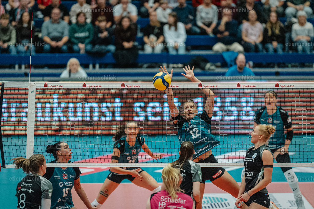 Dresdner SC - Binder Blaubären TSV Flacht, DEKRA 1. Bundesliga Frauen, Volleyball | Im Bild: Block durch Mette Marleen Pfeffer (12, Dresdner SC)24.10.2026, Dresdner SC -  Binder Blaubären TSV Flacht, DEKRA 1. Bundesliga Frauen, Volleyball, Deutschland, Dresden, Cyberport Arena