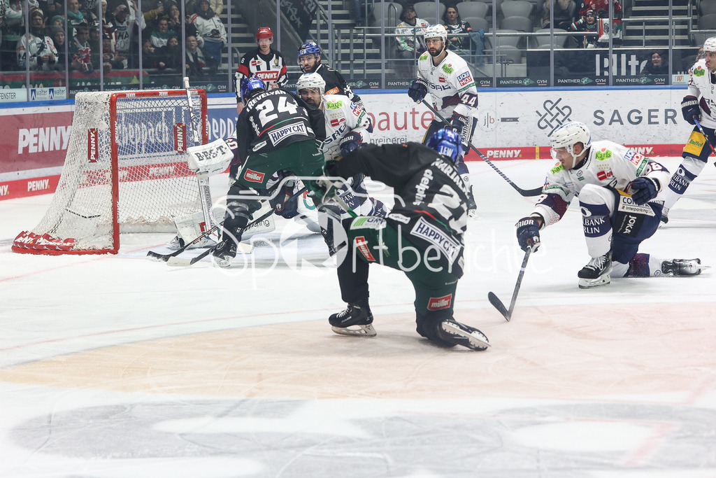 Augsburger Panther - Eisbären Berlin | Jere KARJALAINEN (AEV #21) bringt den Puck in dieser Sezen nicht im Tor unter / Torchance / Grosschance / Torschuss