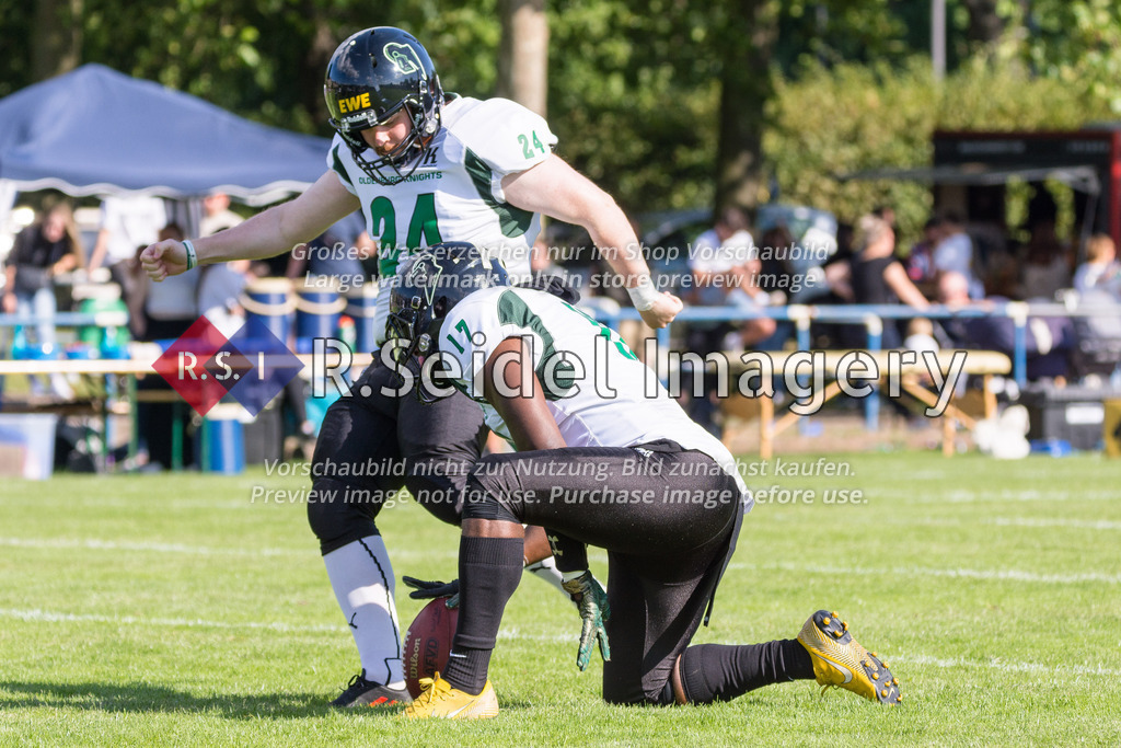 American Football, Saison 2022, Regionalliga Nord, Hamburg Blue Devils - Oldenburg Knights, Dr.-Hermann-Schnell-Sportplatz (Hamburg), 06.08.2022, 07. Gameweek | Darrian Naujoks (#24, Oldenburg, K), Adrian Dorsey (#17, Oldenburg)