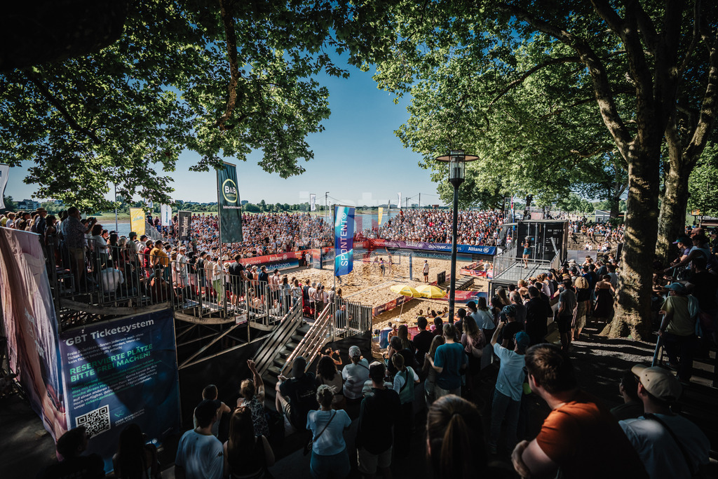 Beachvolleyball | Frauen | Allianz German Beach Tour 2025 | Tourstop Düsseldorf | 11.05.2025 | Das ausverkaufte Stadion am Rheinufer