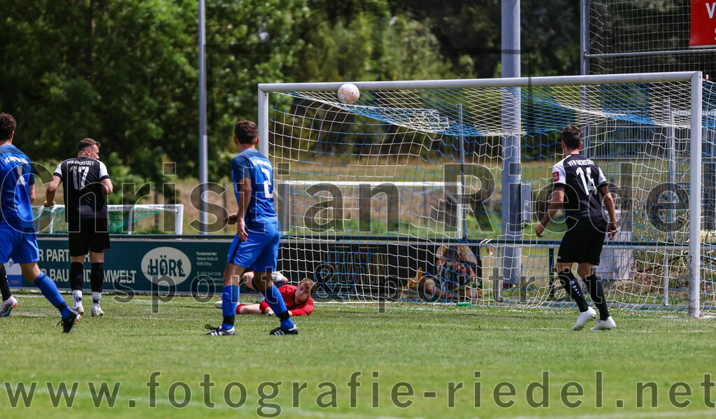 2023-07-22_044_FC_Langengeisling_gegen_VfB_Eichstaett_II | Erding, Deutschland, 22.07.2023:
Fußball, Bezirksliga Oberbayern Ost 2023 / 2024, Testspiel, FC Langengeisling gegen VfB Eichstätt II, Endergebnis: 3:2

Johannes Hallmeier (VFB Eichstätt, #17), Lucas Seeholzer (FC Langengeisling, #2), Torwart Max Dörfler (VFB Eichstätt, #1), Julian Scholl (VFB Eichstätt, #14)

Foto: Christian Riedel / fotografie-riedel.net