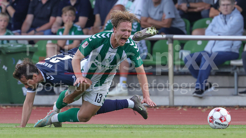 Fussball, Regionalliga Nord, SV Werder Bremen II - VfB Oldenburg | v.li.: Nick Otto (VfB Oldenburg, 21) und Jakob Wiehe (SV Werder Bremen II, 13) im Zweikampf, Duell, Dynamik, Aktion, Action, Spielszene