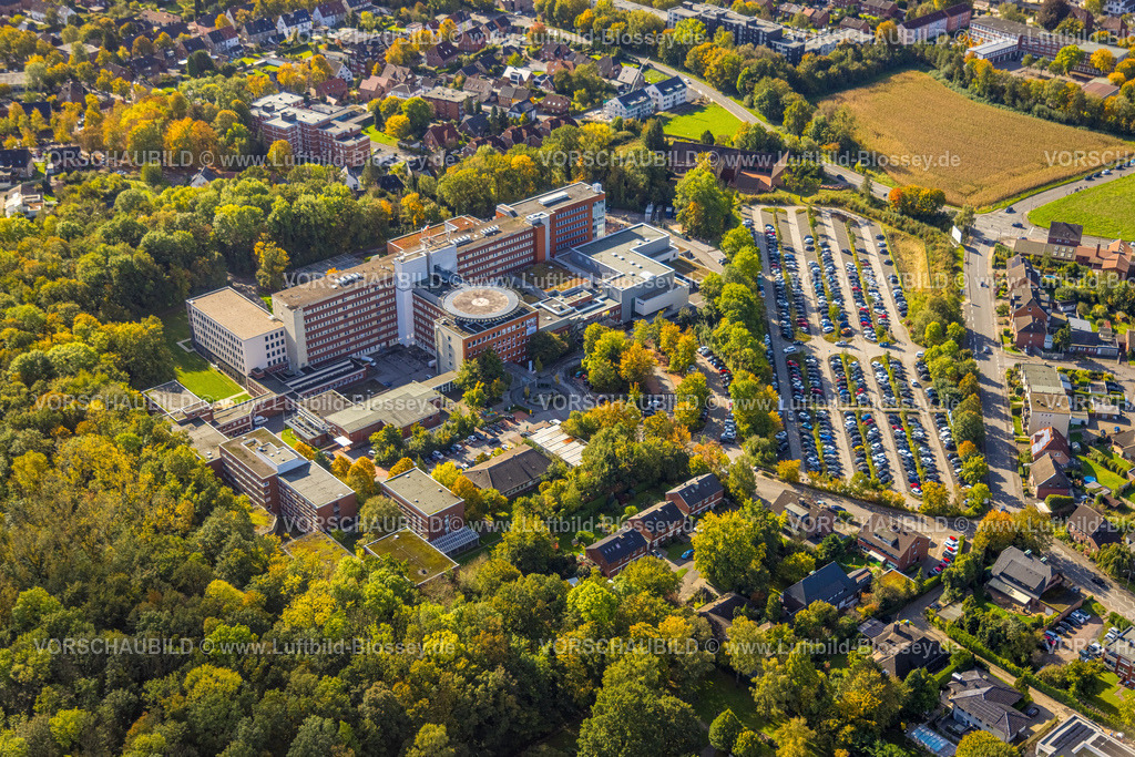 Hamm241008421 | Luftbild, St. Barbara-Klinik Hamm-Heessen mit Hubschrauberlandeplatz, Parkplätze, herbstliche Bäume, Stadtbezirk Heessen, Hamm, Ruhrgebiet, Nordrhein-Westfalen, Deutschland