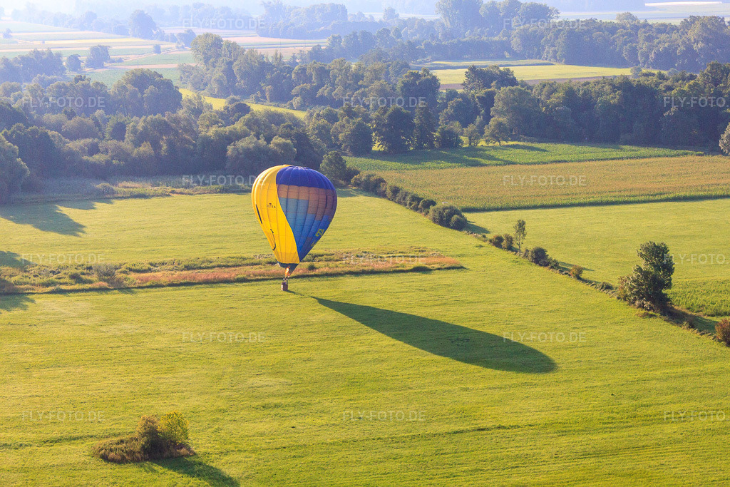 Luftbild: Landung eines Heissluftballons D-OTKA in Erlenbach bei Kandel im Bundesland Rheinland-Pfalz in Deutschland. Foto: IMG_70238.jpg vom 19.07.2014 durch Werner Riehm/FLY-FOTO.de