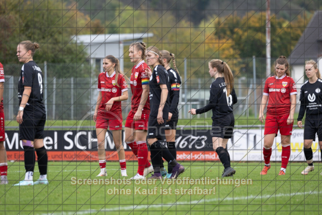 20251012_141106_0835 | #,1.FC Donzdorf (schwarz) vs. VfB Stuttgart II (rot), Fussball, Frauen-Verbandsliga Württemberg, 05. Spieltag, Saison 2025/2026, Rasenplatz Lautertal Stadion, Süßener Straße 16, 73072 Donzdorf, 12.10.2025 - 13:00 Uhr,Foto: PhotoPeet-Sportfotografie/Peter Harich