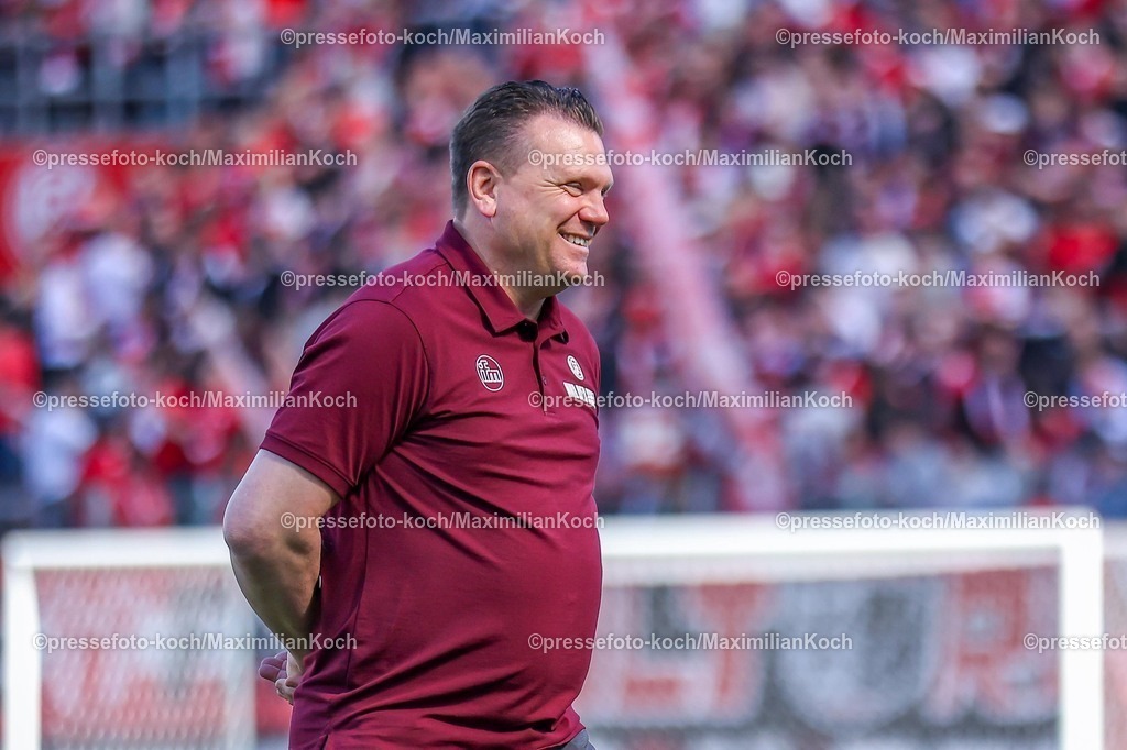 xKWIx26042601002 | 2026.04.26, xkwix, Fußball, 3.Liga, Rot-Weiss Essen - 1. FC Saarbrücken, Stadion an der Hafenstraße, 35.Spieltag, Saison 2025 / 2026: Uwe Koschinat (Rot-Weiss Essen Cheftrainer) laechelnd vorm Spiel DFB regulations prohibit any use of photographs as image sequences and or quasi-video. Photo: xKamilxWilkowskixPressefotoKochx