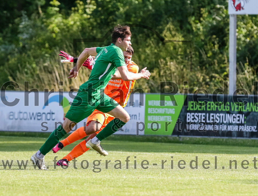 2023-07-09_070_FC_Forstern_gegen_SpVgg_Neuching | Forstern, Deutschland, 09.07.2023:
Fußball, Kreisklasse 2023 / 2024, Testspiel, FC Forstern gegen SpVgg Neuching, Endergebnis: 2:4

Bastian Keilhacker (FC Forstern, #4), Torwart Niklas Desiderato (SpVgg Neuching, #1)

Foto: Christian Riedel / fotografie-riedel.net