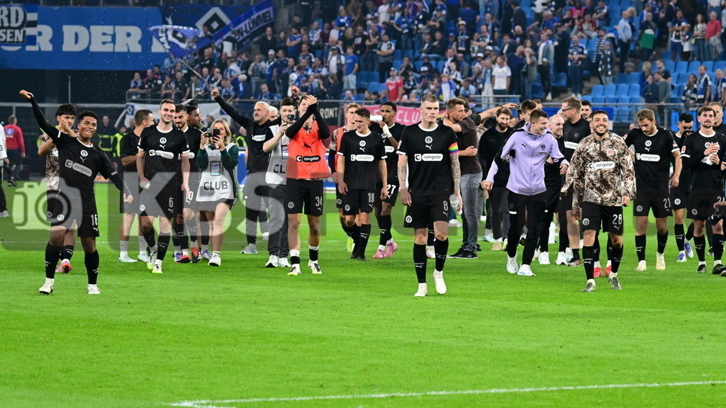 KBS Picture_HSV-FCStPauli_055 | Jubelnde St. Pauli Spieler feiern mit ihren Fans ,Sportplatz :  Volksparkstadion,Hamburger Derby, - Realisiert mit Pictrs.com