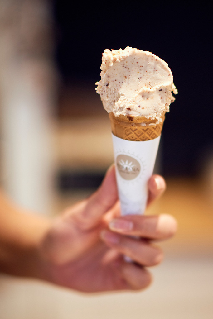 Gelateria la Romana | Wien, Austria - December 21, 2017: Gelateria la Romana; Eiswaffel mit Eiscreme. - Realisiert mit Pictrs.com