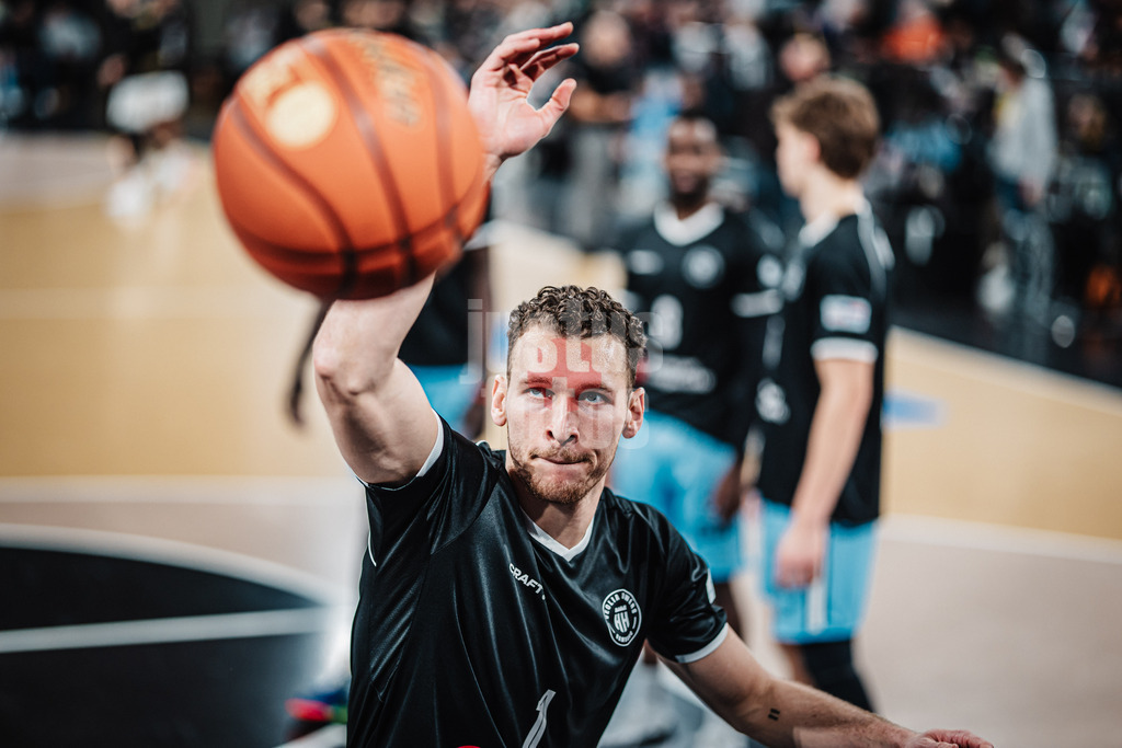 Basketball | Männer | Saison 2024/2025 | easyCredit Basketball Bundesliga | 14. Spieltag | Veolia Towers Hamburg vs. Basketball Löwen Braunschweig | 30.12.2024 | Brae Ivey (#1, Veolia Towers Hamburg)