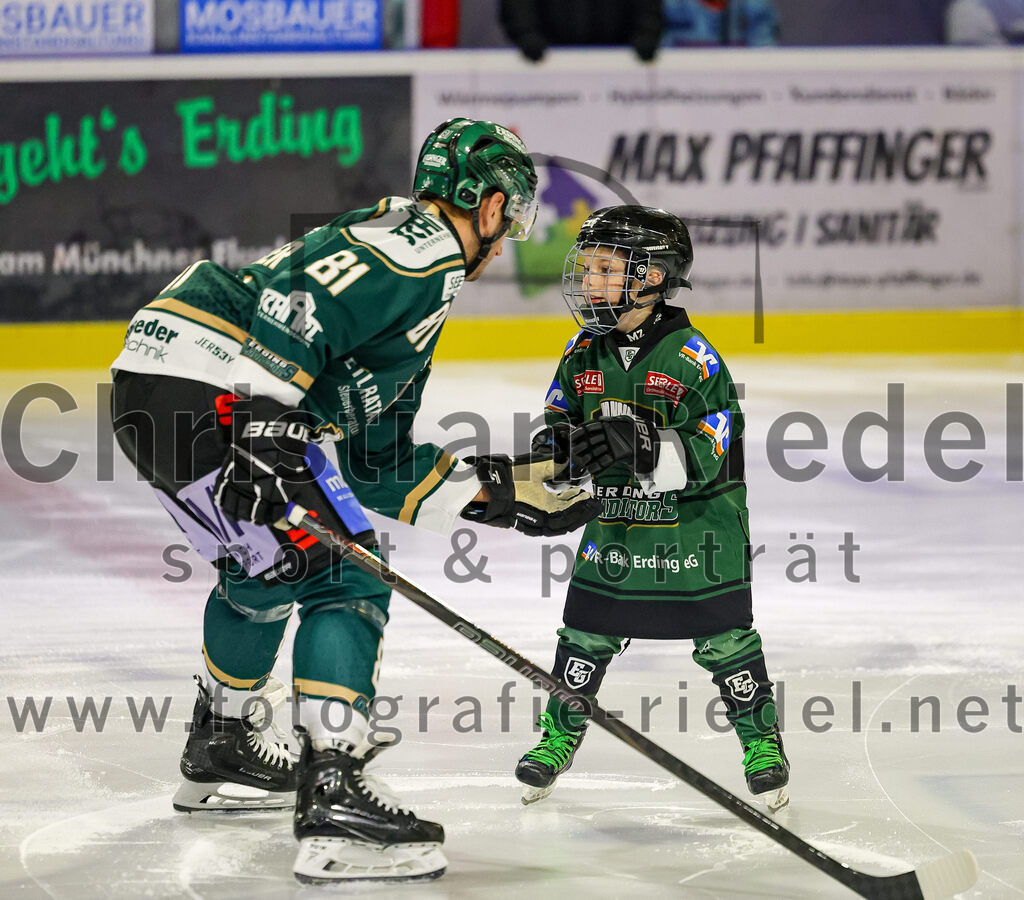 2025-12-23_032_TSV_Erding_gegen_Heilbronner_Falken | Erding, Deutschland, 23.12.2025:Eishockey, Oberliga Süd 2025 / 2026, 29. Spieltag, TSV Erding gegen Heilbronner Falken, Endergebnis: 5:4Maximilian Forster (Erding Gladiators, #81)Foto: Christian Riedel / fotografie-riedel.net