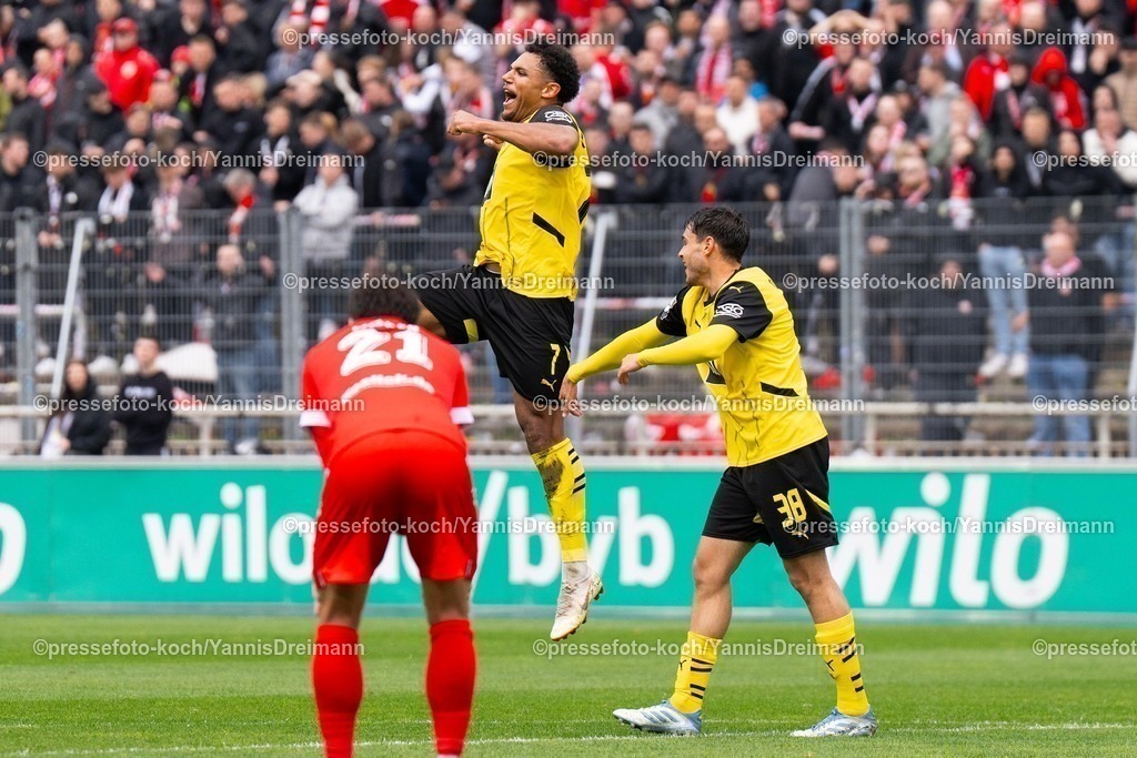 xydr13042501032 | 13.04.2025, xydrx, Fußball, Borussia Dortmund II - FC Energie Cottbus, 3.Liga, Stadion Rote Erde, Saison 2024 2025: Paul-Philipp Besong (Borussia Dortmund II #7) und Kjell Waetjen (Borussia Dortmund II #38) jubelnd, freuen sich über das 3:0 durch Paul-Philipp Besong (Borussia Dortmund II #7) DFB regulations prohibit any use of photographs as image sequences and or quasi-video.
