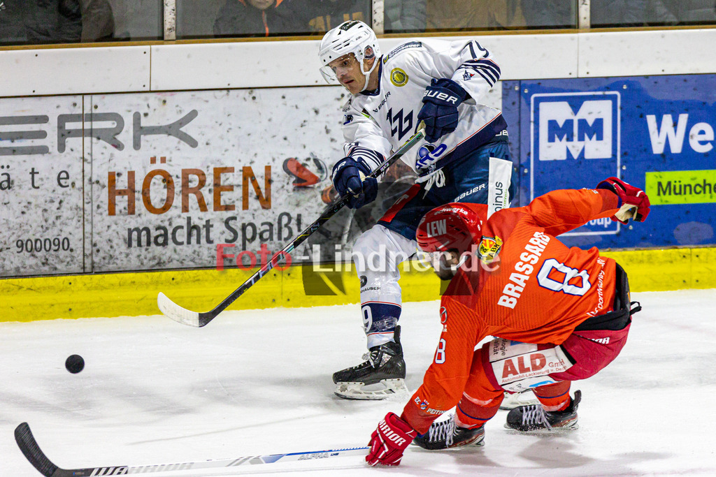 EC Peiting vs Blue Devils Weiden | Eishockey Oberliga Süd 2023/2024, EC Peiting vs Blue Devils Weiden, 20240126,
Duell zwischen James BETTAUER (BDW 79) und Felix BRASSARD (ECP 8),
2024-01-26 in Peiting (Eisstadion)
79 James BETTAUER (BDW 79), 8 Felix BRASSARD (ECP 8)
Copyright: WolfgangxLindner foto-lindner.de