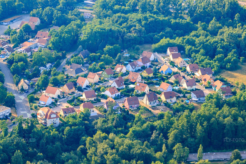 Vue aérienne: Rue Louis Wilhelm Voeltzel à Bischwiller dans le département Bas Rhin, France.Photo: IMG_30434.jpg prise le 09/07/2010 par Werner Riehm/FLY-FOTO.euRésolution de l'original: 4752 x 3168 px