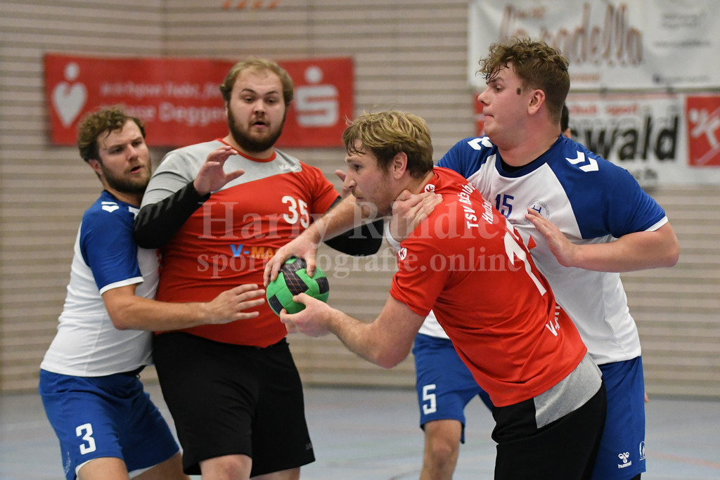 HC Deggendorf :  TSV Rottenburg  | unerwartete Schwerstarbeit in der Abwehr für den HCD Jonas  Heuer  (HC Deggendorf  #15) und Laurin Roth(HC Deggendorf #3) - Realisiert mit Pictrs.com